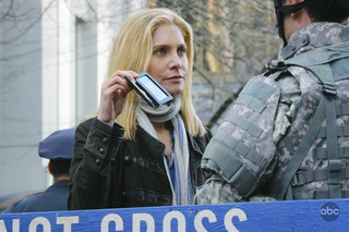 Illustration for article titled Alan Tudyk Leads The Human Resistance Against Ridiculous Alien Cleavage, In New V Stills